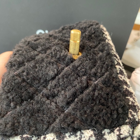 ‼️SOLD‼️Chanel River Tweed Crossbody Houndstooth - Picture 12 of 15